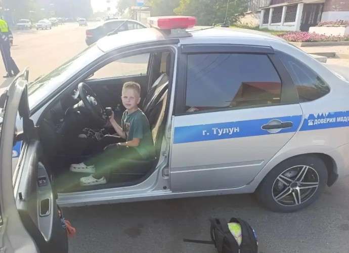 Ребёнок внутри машины ДПС.
