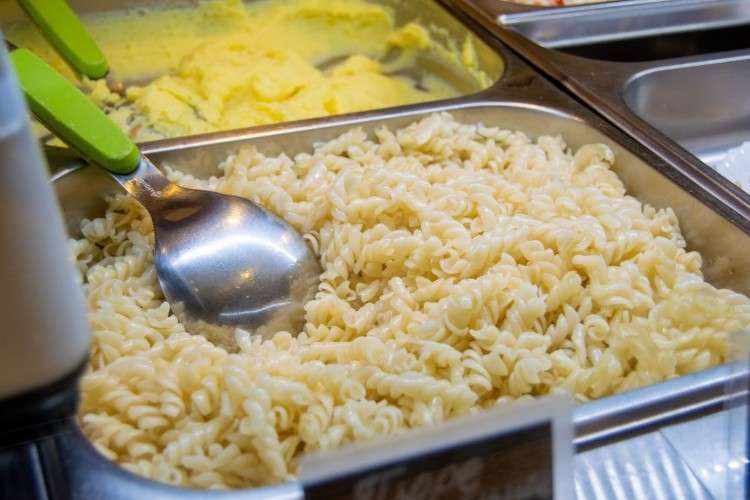 Разнос в столовой с макаронами и картофельным пюре