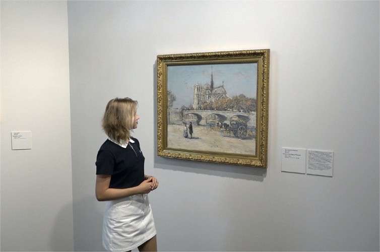 Девушка разглядывает картину