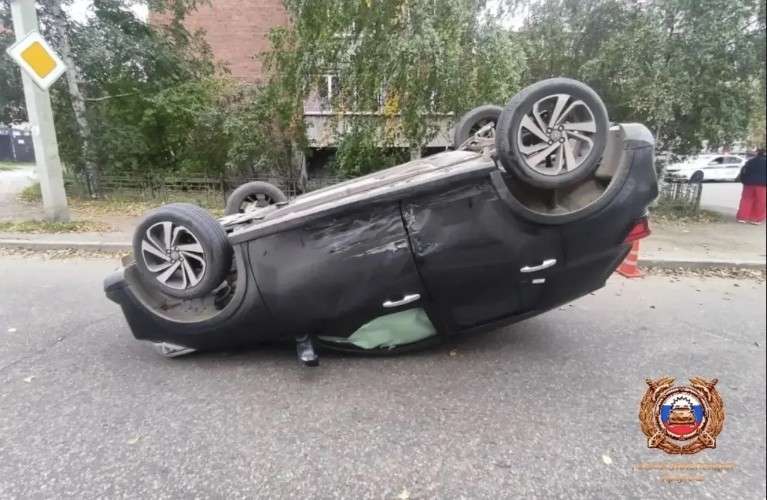 Перевернутый автомобиль после ДТП