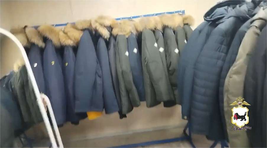 Развешанные на вешалках куртки