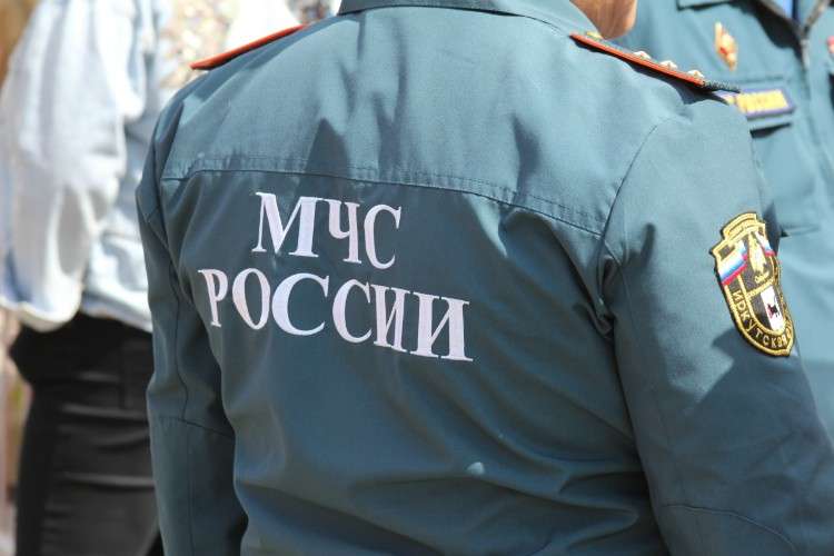 Сотрудник МЧС со спины