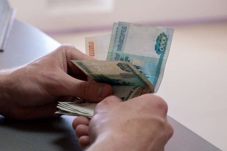 Денежные купюры в руках