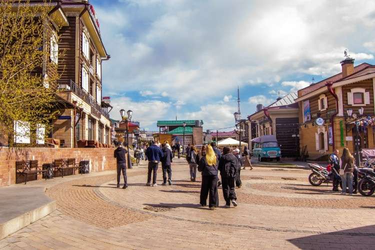 Прохожие на улице