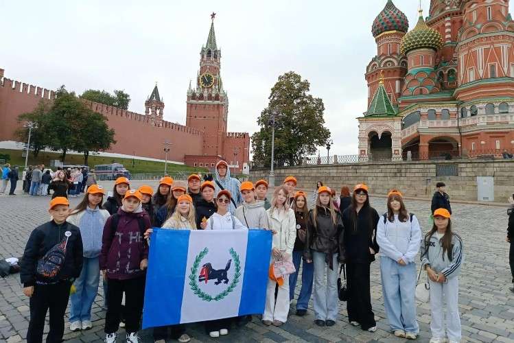 Дети с гербом Иркутской области на красной площади