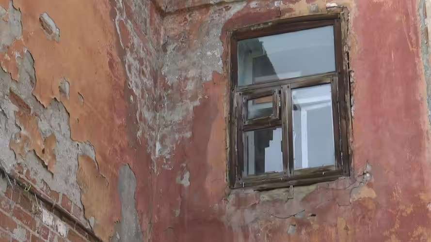 Окно разрушающегося дома