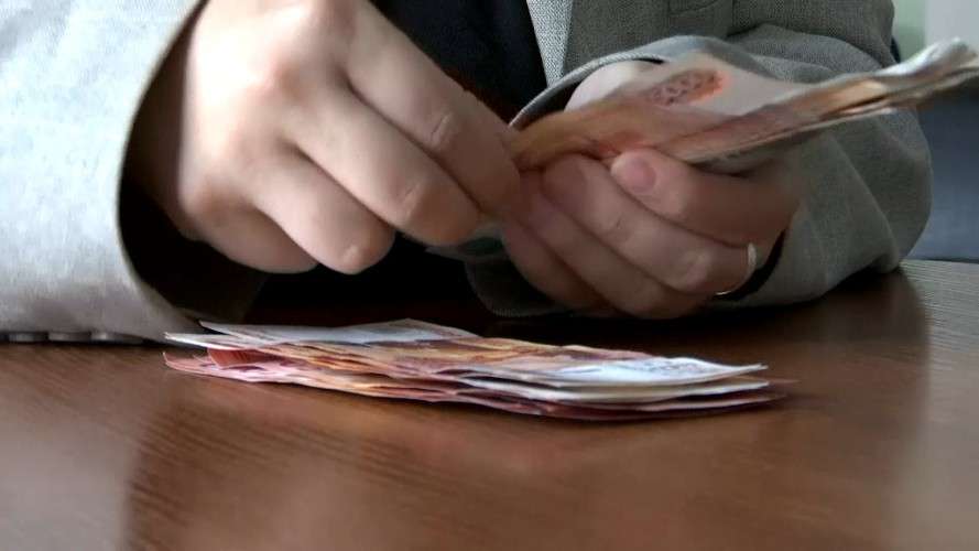 Руки считают купюры