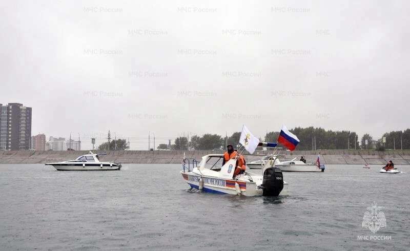 Катер на воде