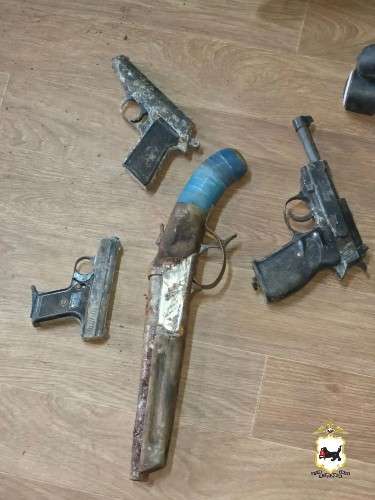 Пистолеты, выложенные на полу