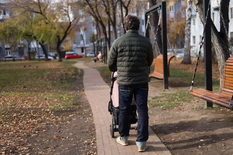 отец с коляской