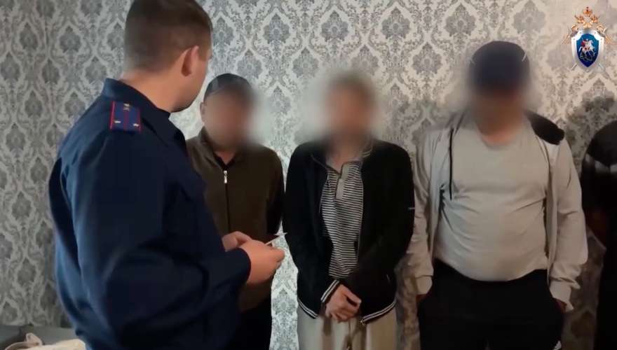 Правоохранитель проверяет документы у мигрантов