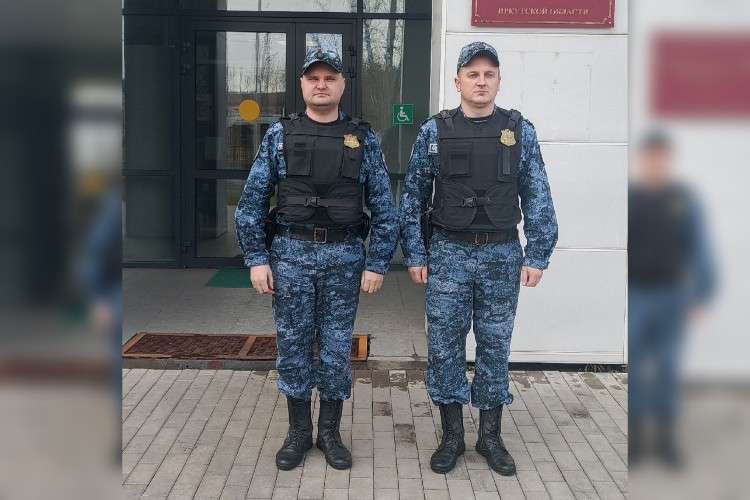Фото приставов возле зала суда
