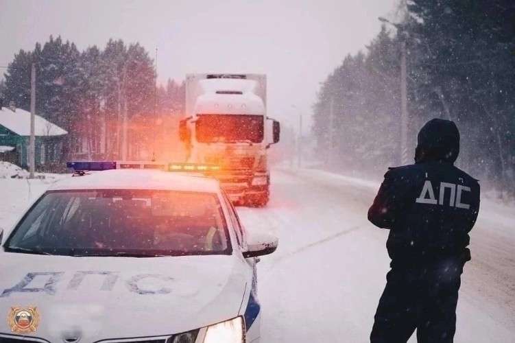 На заснеженной дороге стоит ДПС.