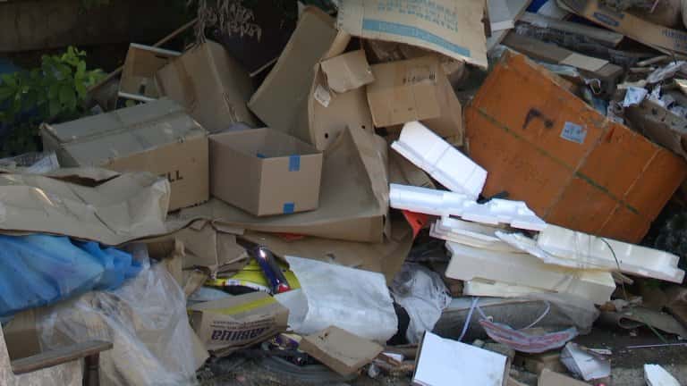 Мебелью и стройотходами завалили мусорную площадку жильцы микрорайона Зелёный берег под Иркутском