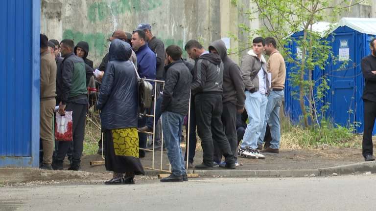 Десятки мигрантов по несколько часов стоят в очереди на сдачу экзамена по русскому языку в Иркутске