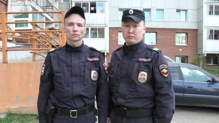 Женщину с детьми спасли из горящего дома полицейские в Иркутске