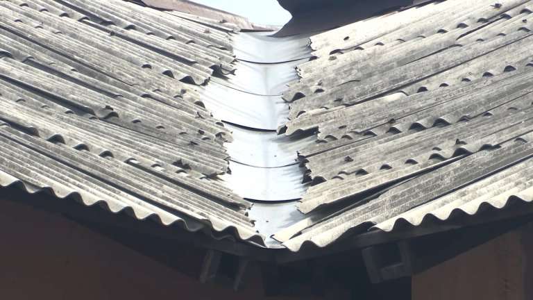 Сорванные штормовым ветром крыши восстанавливают в школе и детсаду Иркутска