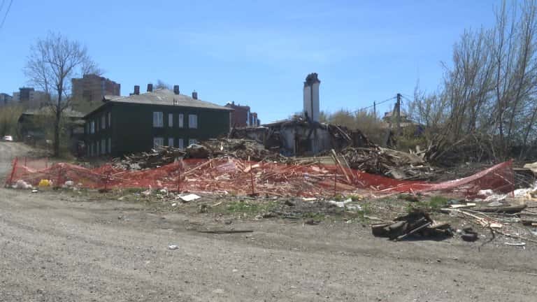 Аварийный дом в Иркутске самовольно разобрали горожане