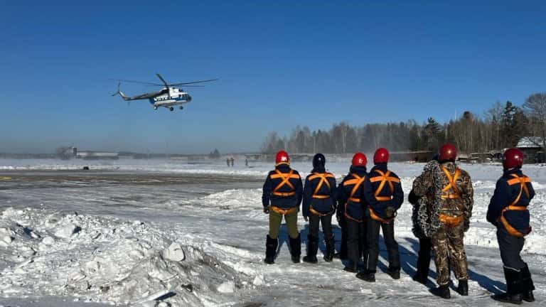 Высадку с воздуха и авиапатрулирование отрабатывают на учениях пожарные-десантники Иркутской области