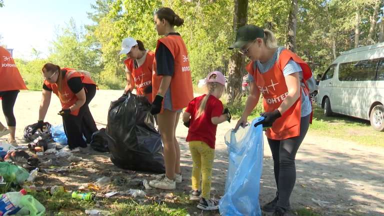 Территорию площадью в 60 футбольных полей очистили от мусора волонтёры акции "360" в Иркутской области