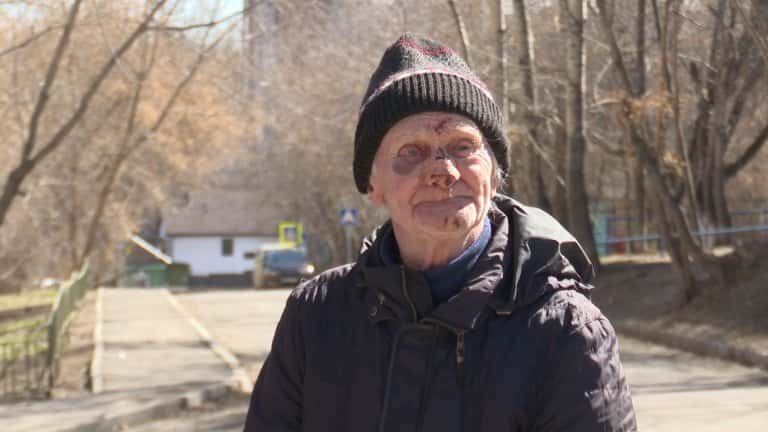 Травмы получил 91-летний иркутянин рядом с домом из-за торчащей арматуры