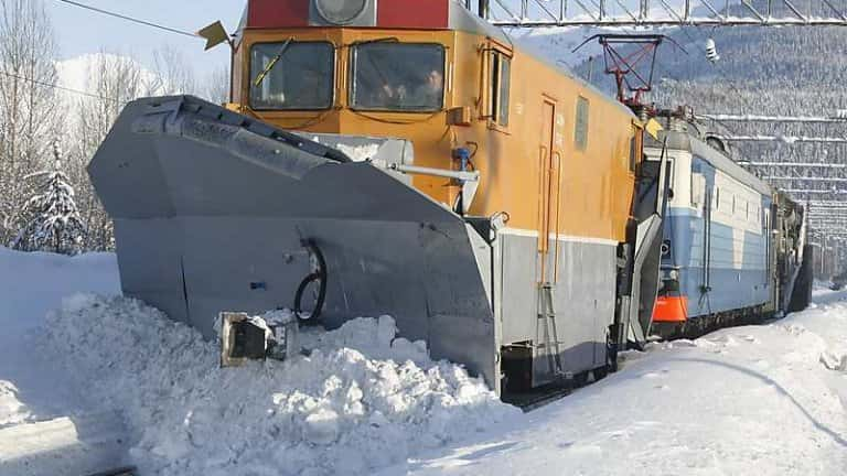 Более 157 тысяч кубометров снега вывезено снегоуборочными машинами с путей станций ВСЖД за последние два месяца