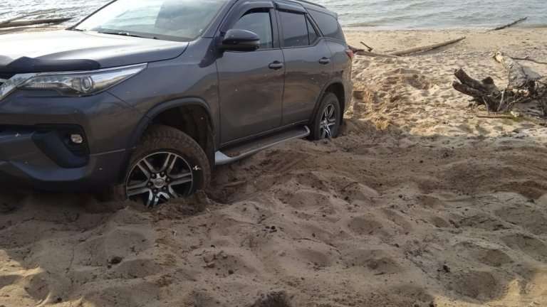 В природную ловушку попал автомобиль с туристами на Ольхоне