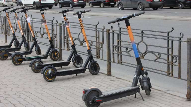 Электросамокаты вернулись на улицы Иркутска с приходом весны, а с ними - и транспортные проблемы