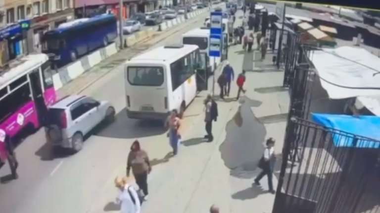 Выходящего из трамвая мужчину сбили в центре Иркутска