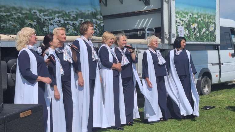 Артисты, силачи и туристы съехались на День Байкала в Большое Голоустное