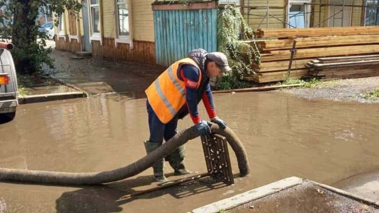 В Иркутске после дождей откачивают воду с городских улиц