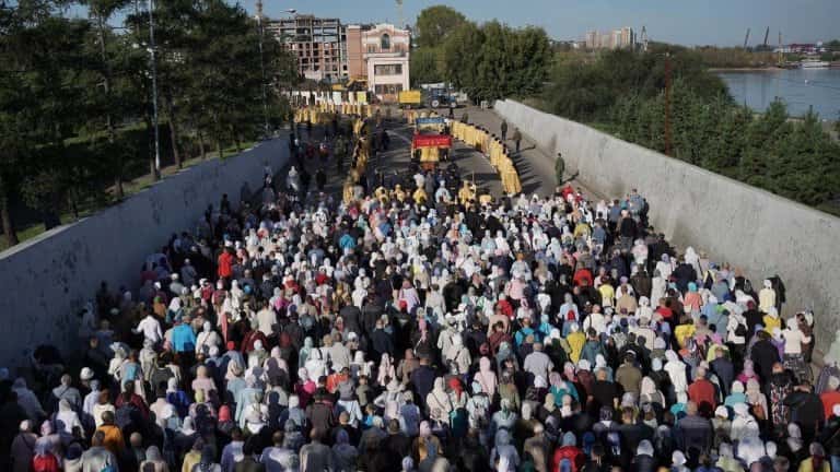 5 тысяч человек прошли в Крестном ходе по центру Иркутска