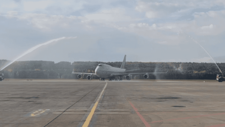 Двухпалубный Boeing 747-400 приземлился впервые за 10 лет в Красноярске