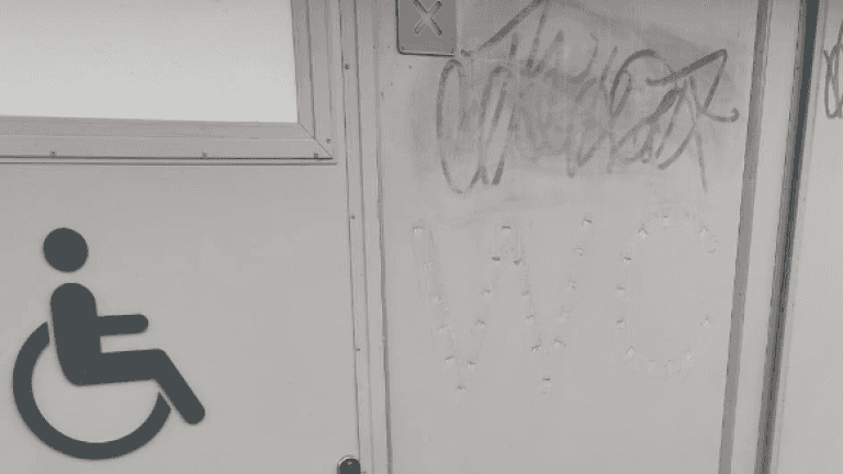 Неизвестные изрисовали новые уличные туалеты в Иркутске