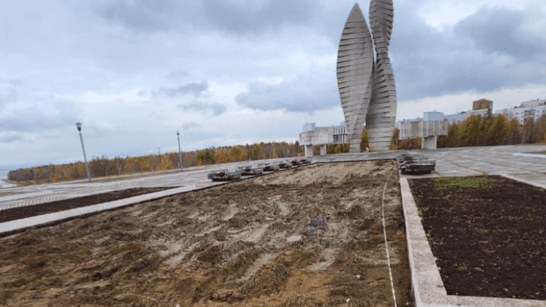 Замена тротуарной плитки началась у Мемориала Славы в Братске