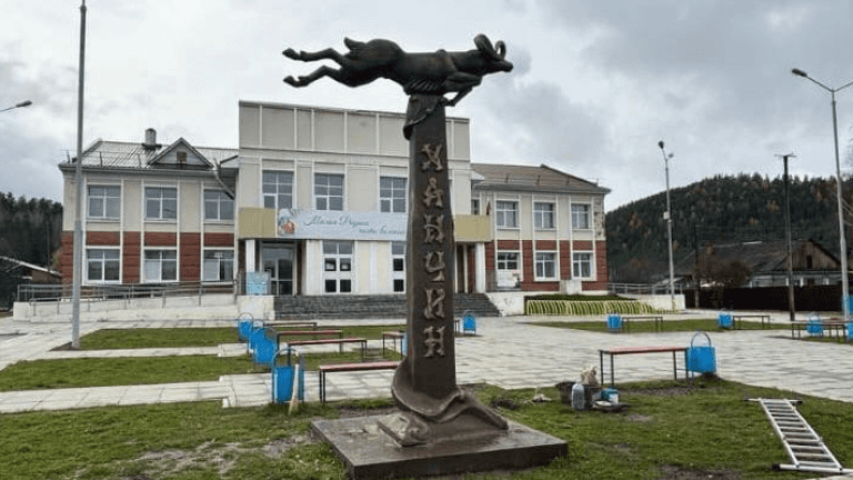 Стела высотой 4,5 метра с архаром наверху установлена в Шелеховском районе