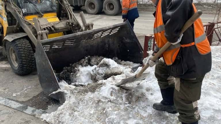 Во всех районах Иркутска проводится противогололёдная обработка тротуаров