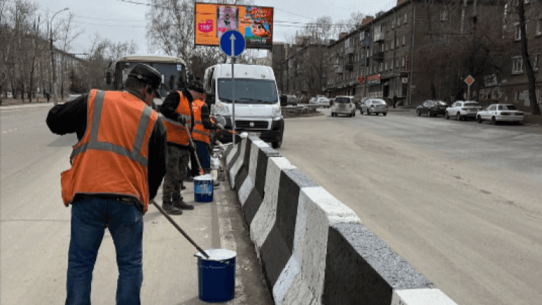 В Иркутске красят дорожные ограждения