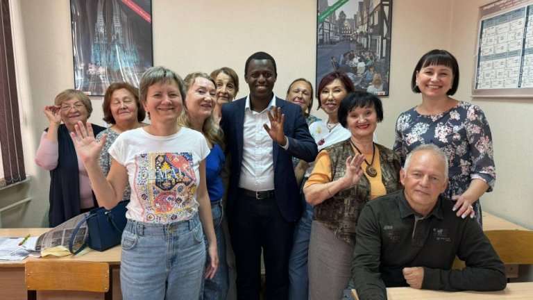 Иркутские бабушки-полиглоты учились говорить по-английски и по-китайски со студентами из Руанды и Китая