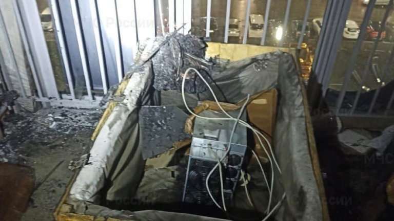 Майнинговое оборудование загорелось на балконе 7 этажа ЖК «Стрижи» в Иркутском районе