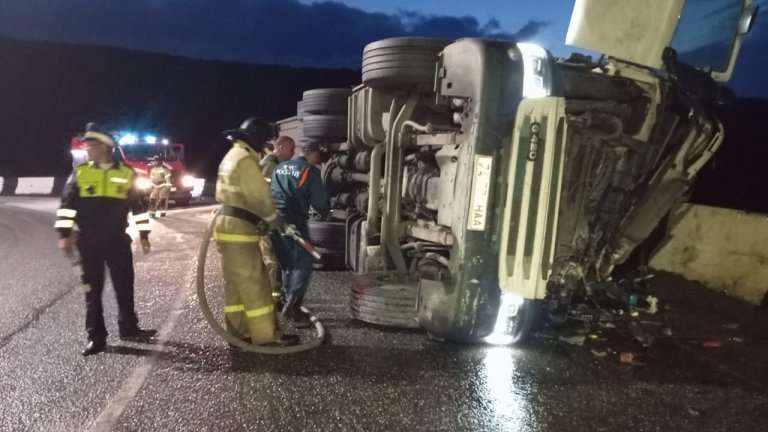 Многотонная фура опрокинулась ночью на трассе «Сибирь» вблизи Култука