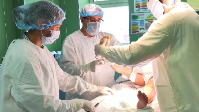 Малоинвазивную сухожильную пластику сделали ребёнку с ДЦП в Иркутске