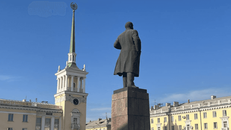 Постаменту памятника Ленину в Ангарске вернули недостающий фрагмент