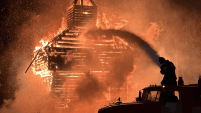 Копия башни Илимского острога сгорела в Железногорске-Илимском