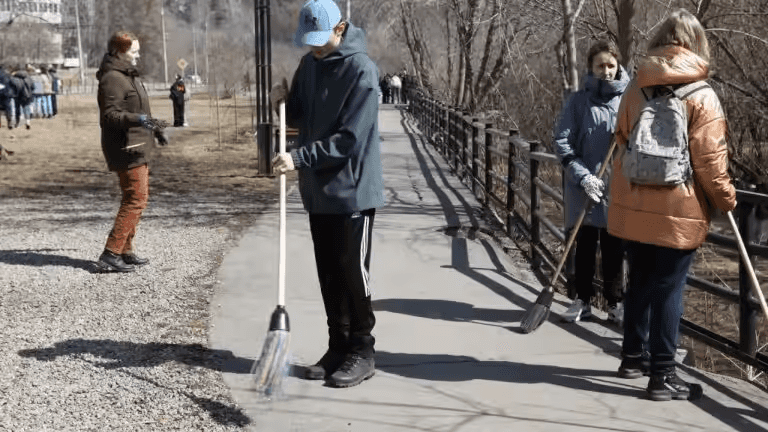 Инвентарь для общегородского субботника начали выдавать в Иркутске