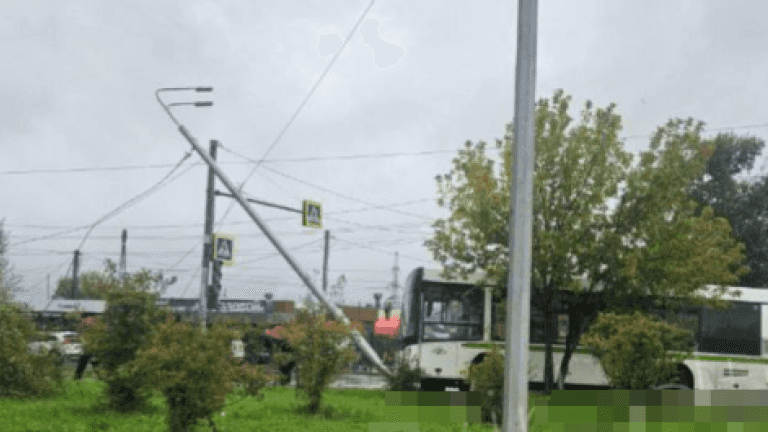 Рейсовый автобус с людьми врезался в фонарный столб в Иркутске