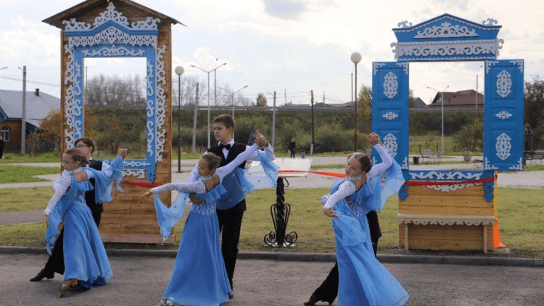 Арт-объект "Тельминские окна" установили под Усольем-Сибирским