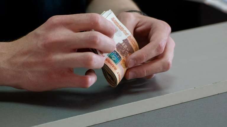 Иностранец пытался дать взятку полицейскому в иркутском аэропорту