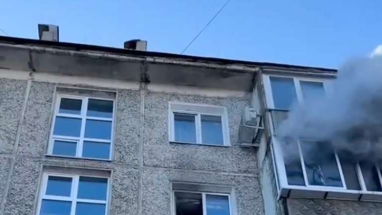 Двоих мужчин спасли на пожаре в пятиэтажке Иркутска