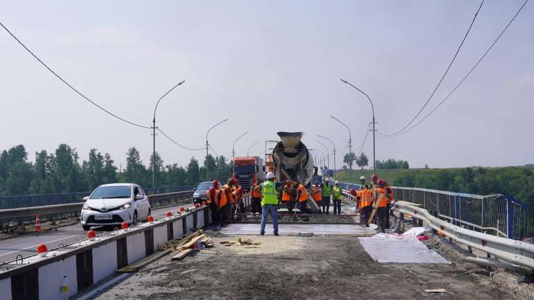 Бетонировать автодорогу начали на мосту через реку Белую в Усольском районе